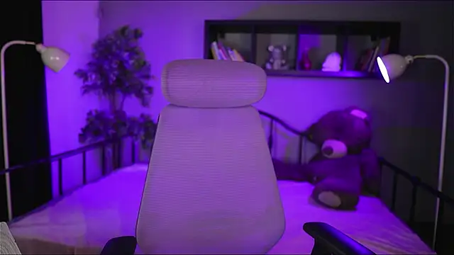 Emma and Issac online show from March 2026 08:39:01 PM