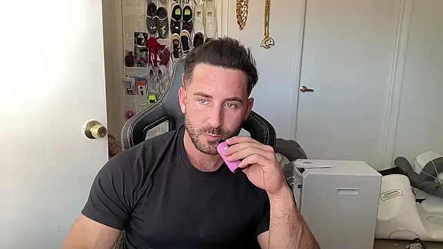 brettmycles28 online show from June 2026 09:08:02 PM