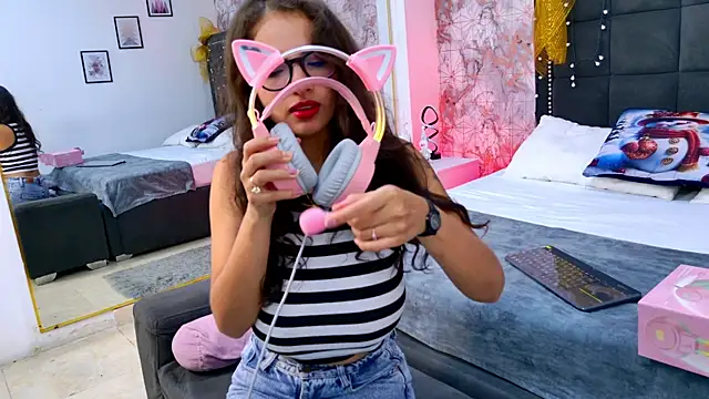 Angelique Angell online show from December 2025 07:54:02 PM