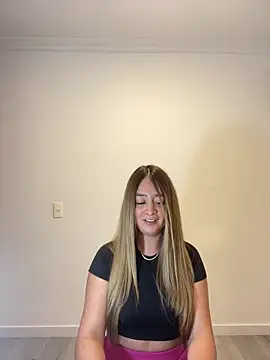 Snapshot of Zara_Ross chatting on October 2025 12:33:02 AM Zara Ross online show from October 2025 12:33:02 AM