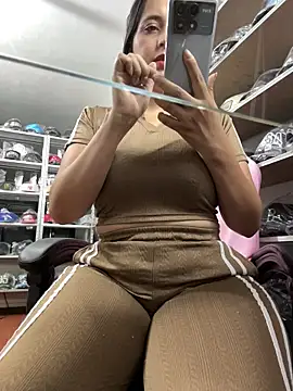 Snapshot of GiaDuque chatting on January 2026 11:48:02 AM GiaDuque online show from January 2026 11:48:02 AM