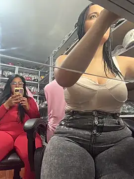 Snapshot of GiaDuque chatting on February 2026 01:40:01 PM GiaDuque online show from February 2026 01:40:01 PM