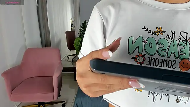 Snapshot of Alaiaguerra chatting on November 2025 07:46:02 PM Alaiaguerra online show from November 2025 07:46:02 PM