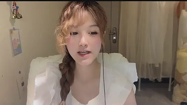 Snapshot of FuFu-puff chatting on October 2025 12:13:02 PM FuFu-puff online show from October 2025 12:13:02 PM