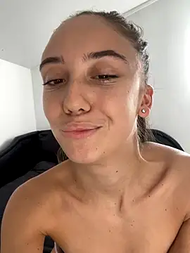 CristinaSww online show from October 2025 01:07:01 PM