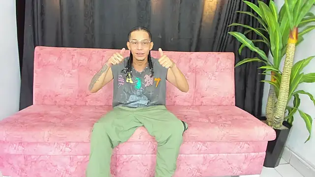 Snapshot of golden_girl_house chatting on February 2026 06:53:01 PM golden girl house online show from February 2026 06:53:01 PM