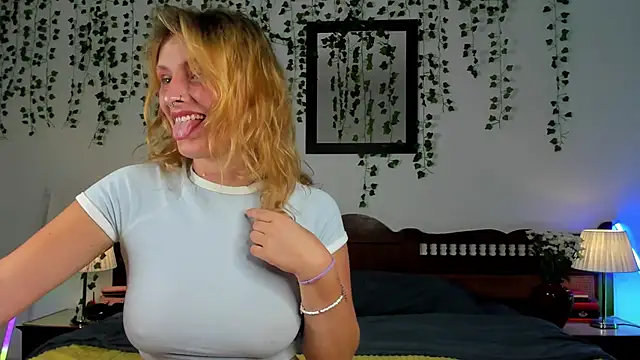 Ariana Spring online show from September 2025 01:36:01 PM