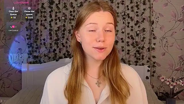 Snapshot of _influensii_ chatting on September 2025 07:08:01 AM influensii online show from September 2025 07:08:01 AM