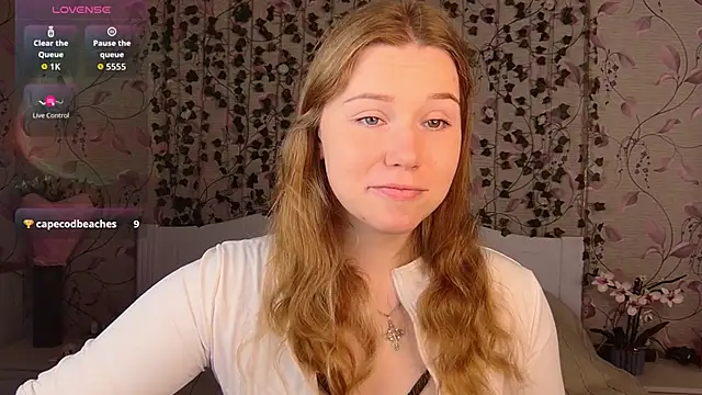 Snapshot of _influensii_ chatting on September 2025 04:49:02 AM influensii online show from September 2025 04:49:02 AM