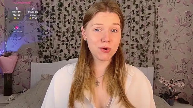 Snapshot of _influensii_ chatting on October 2025 05:02:02 AM influensii online show from October 2025 05:02:02 AM