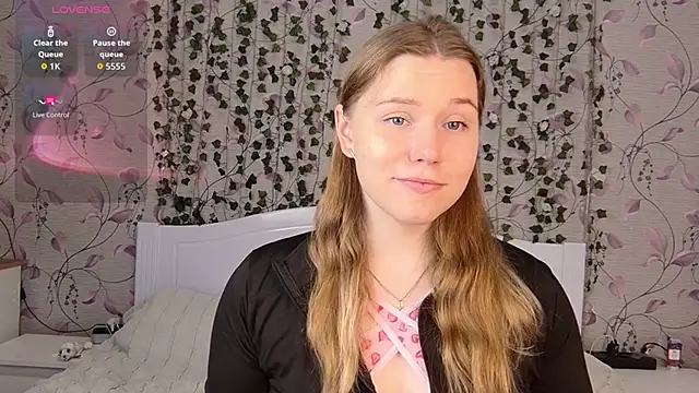 Snapshot of _influensii_ chatting on October 2025 05:19:02 AM influensii online show from October 2025 05:19:02 AM