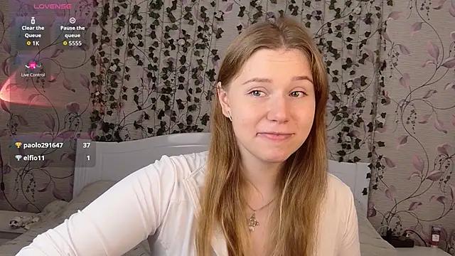 Snapshot of _influensii_ chatting on October 2025 05:08:02 AM influensii online show from October 2025 05:08:02 AM