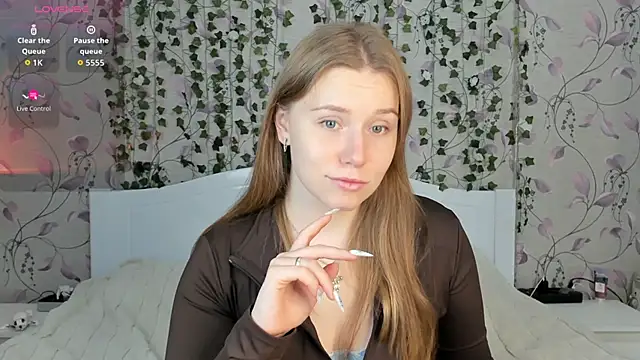 Snapshot of _influensii_ chatting on October 2025 05:20:02 AM influensii online show from October 2025 05:20:02 AM