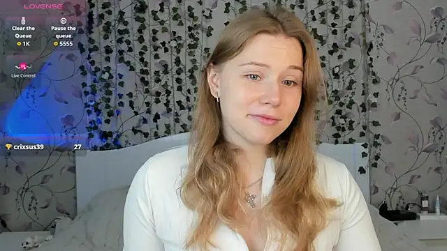 Snapshot of _influensii_ chatting on November 2025 05:29:02 AM influensii online show from November 2025 05:29:02 AM