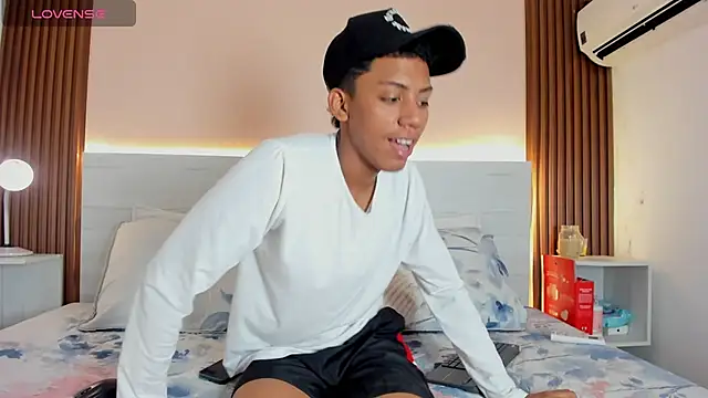 Brunette  boy online show from September 2025 03:38:02 AM