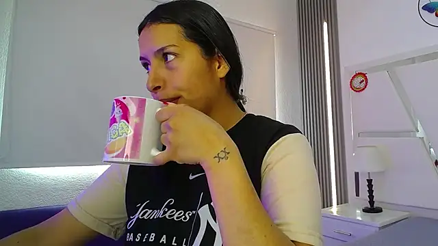 Mia garcia28 online show from December 2025 03:39:01 PM