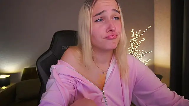 LilElfie online show from October 2025 01:14:01 PM