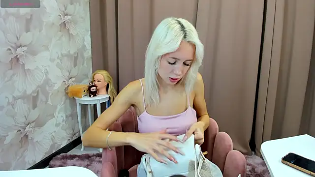 Snapshot of cute_luucy chatting on October 2025 04:00:02 AM cute luucy online show from October 2025 04:00:02 AM