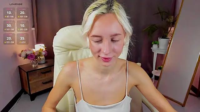 Snapshot of cute_luucy chatting on February 2026 03:37:01 AM cute luucy online show from February 2026 03:37:01 AM