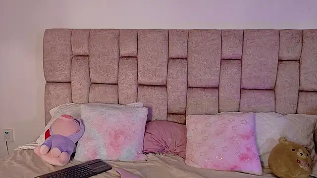 LolaYun online show from September 2025 12:19:01 PM