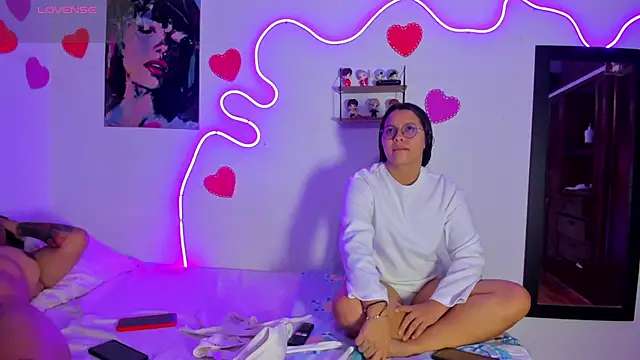 Dilan and Mia online show from April 2026 11:02:02 PM