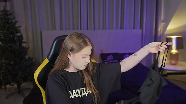 Esmie Smile online show from January 2026 12:05:01 AM