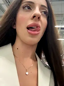 Yesmoree online show from September 2025 01:57:02 PM