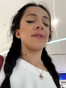 Yesmoree online show from October 2025 11:38:01 AM