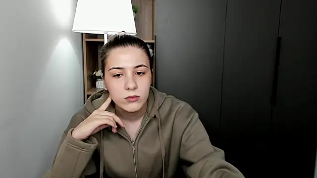 Snapshot of QueenieGitt chatting on March 2026 05:24:01 AM QueenieGitt online show from March 2026 05:24:01 AM