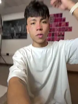 MaxiWildd online show from April 2026 01:05:02 PM