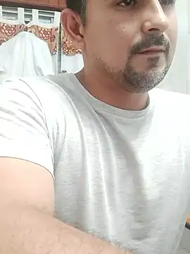 Snapshot of Bradd_32 chatting on January 2026 05:32:01 AM Bradd 32 online show from January 2026 05:32:01 AM