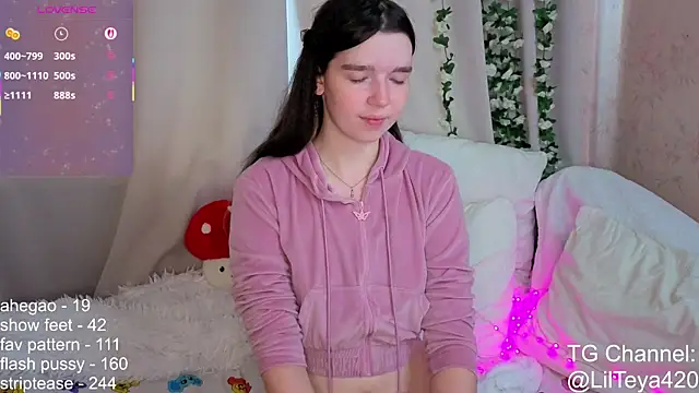 Snapshot of little_Teya chatting on September 2025 10:27:01 AM little Teya online show from September 2025 10:27:01 AM