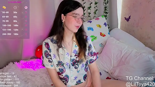 Snapshot of little_Teya chatting on October 2025 10:45:01 AM little Teya online show from October 2025 10:45:01 AM