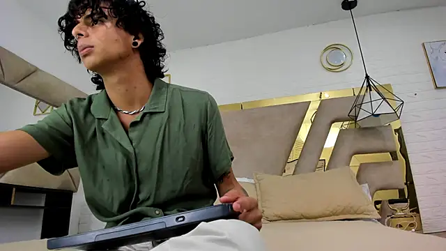 Ibratxandy online show from November 2025 06:32:01 PM