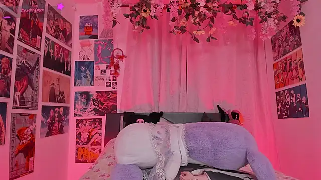 Snapshot of FluffyMelons chatting on April 2026 11:03:01 PM FluffyMelons online show from April 2026 11:03:01 PM