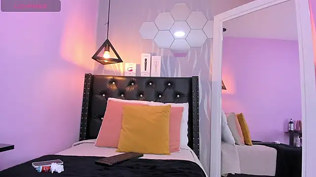 lucia-cute online show from July 2026 06:48:01 PM