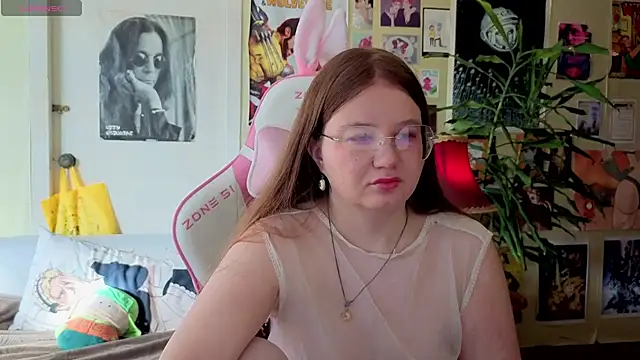 Snapshot of Sienna-Cow chatting on September 2025 11:37:01 AM Sienna-Cow online show from September 2025 11:37:01 AM