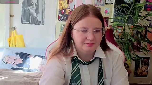 Snapshot of Sienna-Cow chatting on October 2025 11:49:02 AM Sienna-Cow online show from October 2025 11:49:02 AM