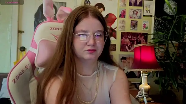 Snapshot of Sienna-Cow chatting on October 2025 11:53:02 AM Sienna-Cow online show from October 2025 11:53:02 AM