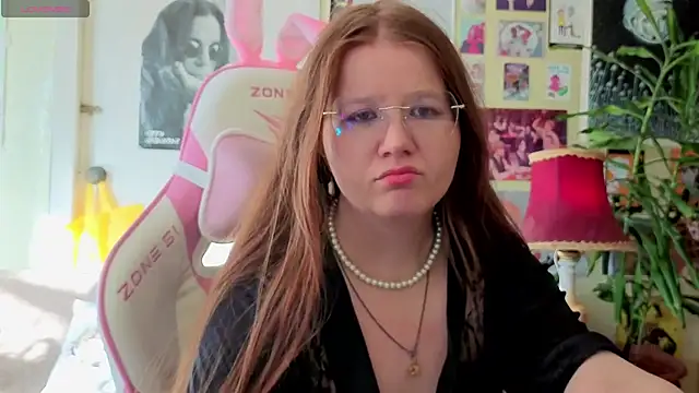 Snapshot of Sienna-Cow chatting on October 2025 11:42:02 AM Sienna-Cow online show from October 2025 11:42:02 AM