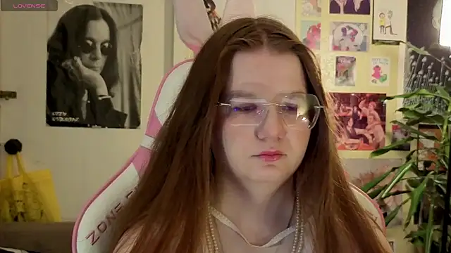 Snapshot of Sienna-Cow chatting on October 2025 01:07:02 PM Sienna-Cow online show from October 2025 01:07:02 PM