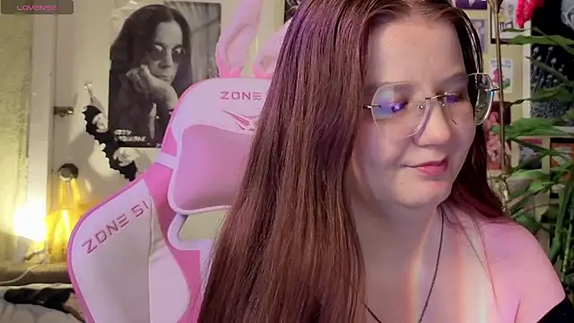 Snapshot of Sienna-Cow chatting on November 2025 01:33:02 PM Sienna-Cow online show from November 2025 01:33:02 PM