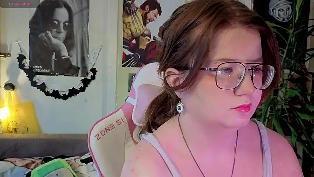 Snapshot of Sienna-Cow chatting on November 2025 09:10:01 AM Sienna-Cow online show from November 2025 09:10:01 AM