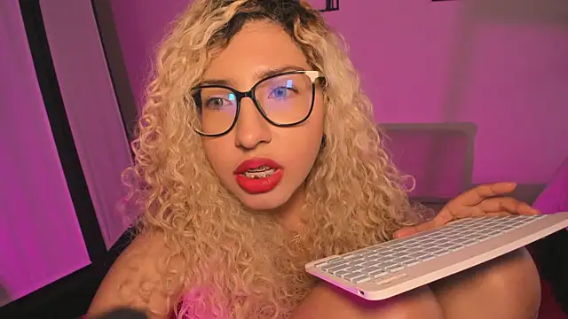 Snapshot of itsroxyrose_ chatting on November 2025 07:46:02 PM itsroxyrose online show from November 2025 07:46:02 PM