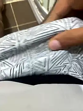 Snapshot of BatchedTracer chatting on January 2026 12:13:01 AM BatchedTracer online show from January 2026 12:13:01 AM