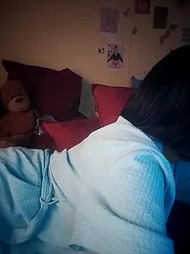 Seductive Yellow Titties online show from September 2025 01:00:01 PM