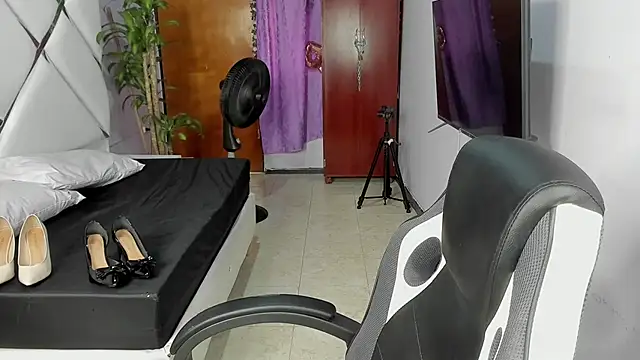 Snapshot of KikaDuque chatting on September 2025 06:45:01 PM KikaDuque online show from September 2025 06:45:01 PM