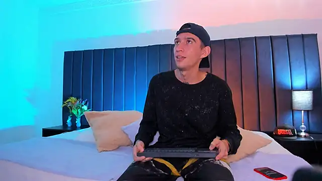 dominik thompson777 online show from October 2025 04:32:02 AM