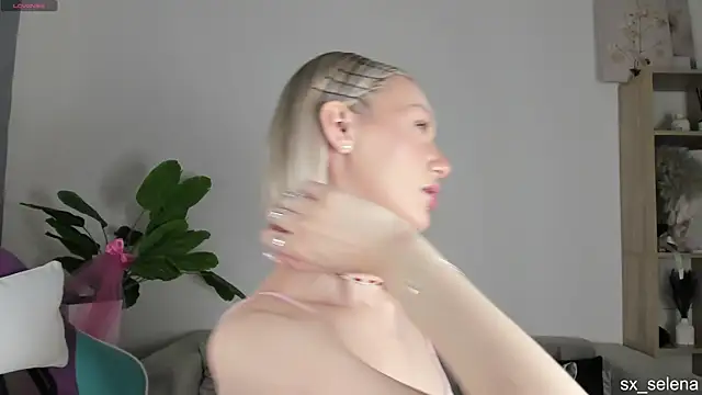 Ice Strawberry online show from March 2026 03:01:01 AM