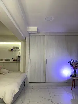 Snapshot of HellennScott chatting on September 2025 11:43:01 PM HellennScott online show from September 2025 11:43:01 PM